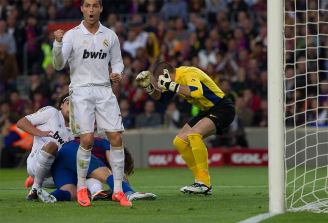 El Real Madrid se adelant en el marcador gracias a un gol de Khedira. Puyol no despej en el rea pequea y el alemn aprovech la oportunidad.