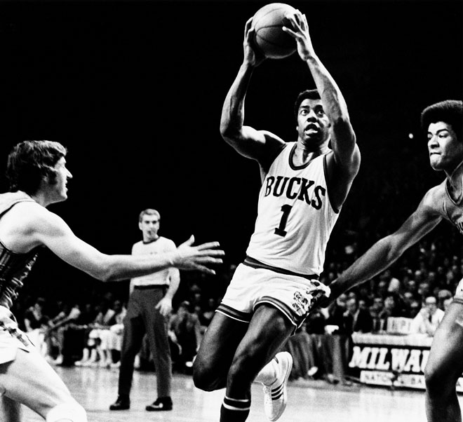 Oscar Robertson jugando con los Bucks en 1970 durante un partido contra los Baltimore Bullets en el MECCA Arena de Milwaukee.