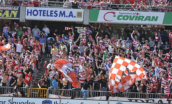 Los aficionados granadinos festejaron a lo grande la victoria ante el Getafe. No era para menos, su equipo huele a Primera.
