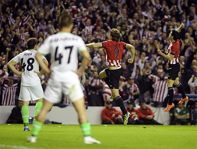 Los jugadores del Athletic celebran con entusiasmo uno de los tantos marcados al Sporting.