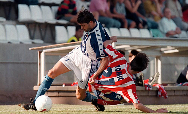 Tito Vilanova milit en la temporada 1997/1998 en el Lleida en Segunda divisin. La imagen correponde a un partido ante el Atltico B.