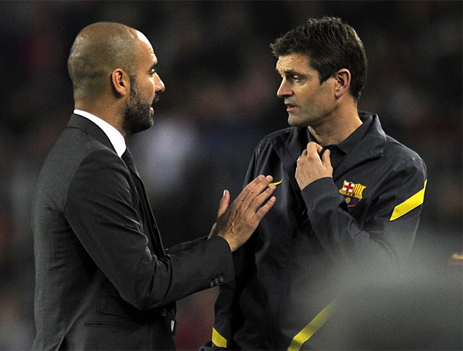 Guardiola y Vilanova dialogan durante un partido.