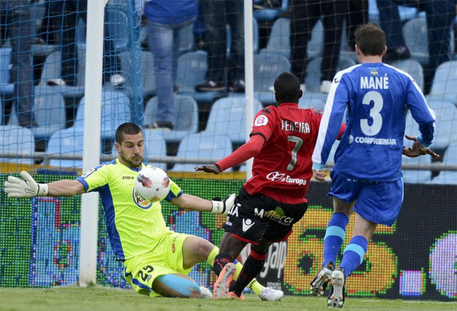 El meta del Getafe tuvo algunos fallos pero evit que el Mallorca marcase ms goles, como en esta jugada con Pereira.