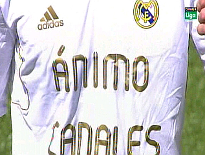 Los jugadores del Real Madrid saltaron al terreno de juego con una camiseta con un lema de apoyo a Sergio Canales, que se rompi el pasado jueves los ligamentos de la rodilla operada. 'nimo Canales', rezaba el lema.