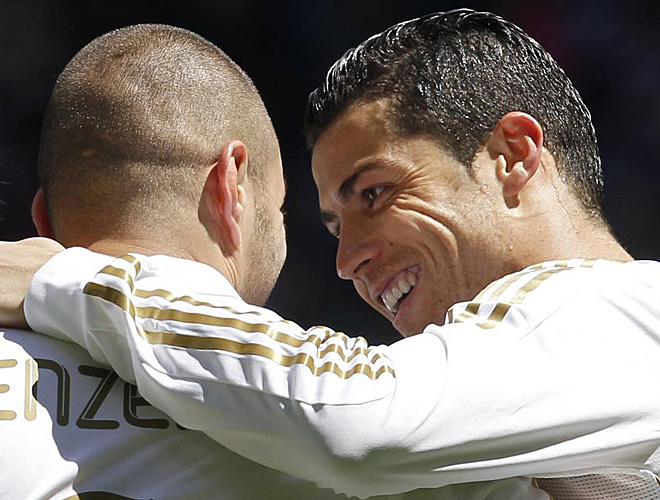 Dos goles ms de Karim Benzema y otro de Cristiano Ronaldo sirvieron al Real Madrid para golear al Sevilla y seguir engordando las cifras del tridente madridista: 84 tantos en Liga totalizan los tres delanteros del Real Madrid.