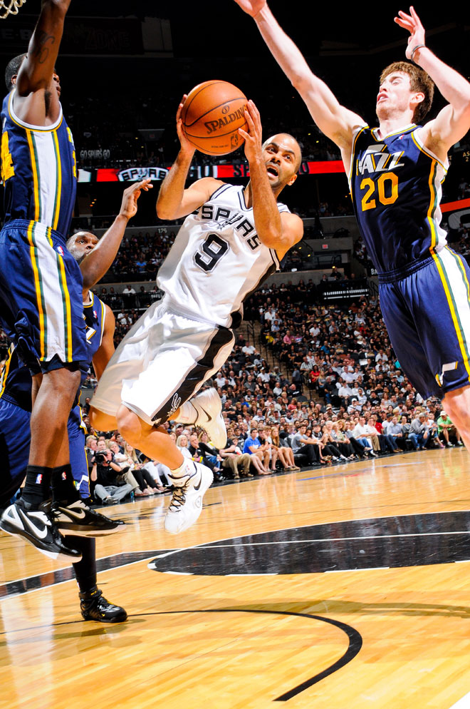 Los Spurs, liderados por Tony Parker y Tim Duncan, ganaron a los Jazz en su primer partido de la serie de playoffs.