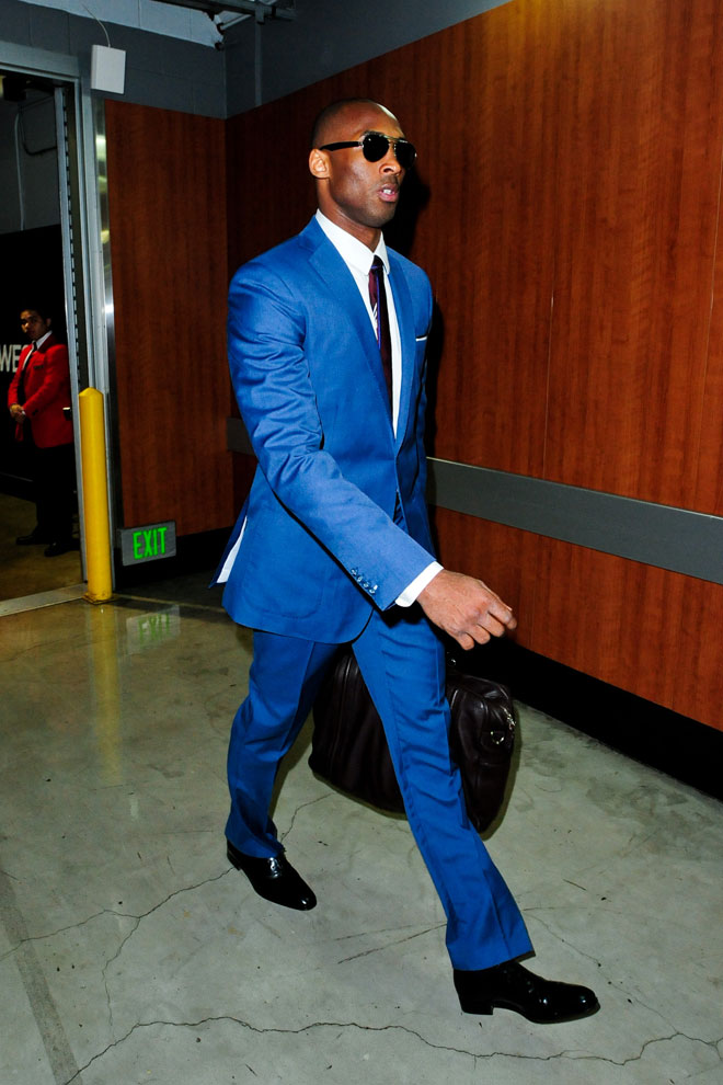 Impoluto traje azul con forro blanco de Kobe Bryant para ir a jugar el partido de playoffs entre Lakers y Nuggets.