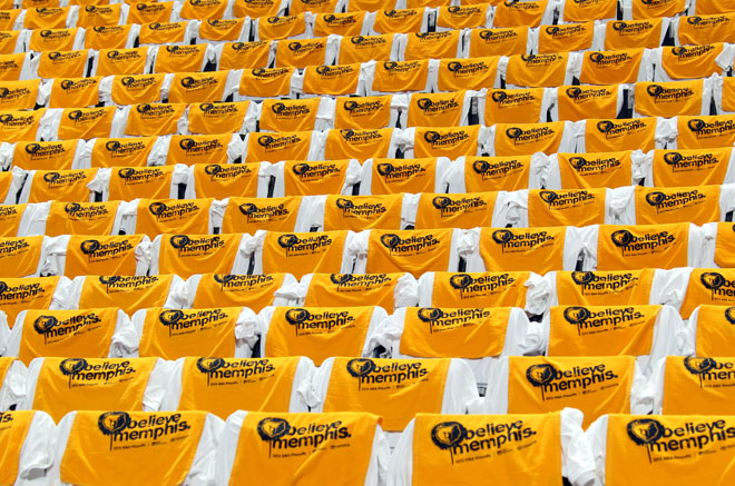 En en el FedExForum de Memphis todos lucieron camisetas amarillas y blancas para demostrar su fe en los Grizzlies en los playoffs.