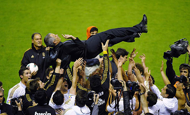 Tras el partido, Jos Mourinho fue manteado por sus jugadores. El ritual se cumpli en uno de los estadios con ms solera de nuestro ftbol.