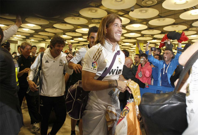 La llegada del Real Madrid a Barajas - Fotogalería - MARCA.com