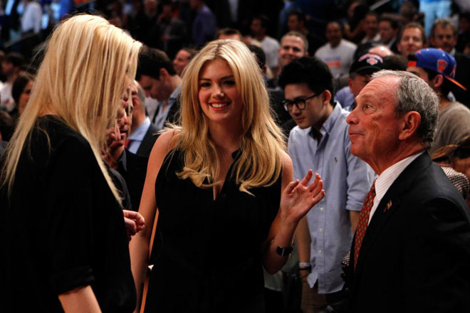 La modelo Kate Upton junto a Michael Bloomberg, alcalde de Nueva York, durante el partido que jugaron en el Madison Knicks y Heat.