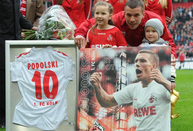 Podolski jug su ltimo partido con el equipo de su vida, que descendi de categora por su derrota contra el Bayern y la victoria del Hertha. El alemn se va al Arsenal y nadie jugar con el 10 en el Colonia hasta que l se retire.