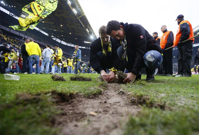 Algunos de los aficionados que saltaron al campo despus de la victoria del Dortmund se llevaron un curioso regalo para casa.