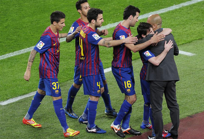Messi acudi a celebrar el cuarto gol con Guardiola y sus compaeros se sumaron al abrazo.