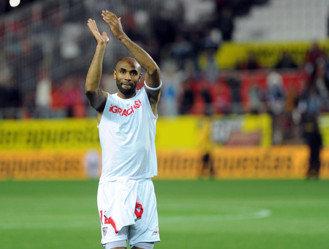 El delantero mal se despidi del Snchez Pizjun anotando el quinto gol del Sevilla ante el Rayo. El futbolista mostr una camiseta con la palabra "GRACIAS".