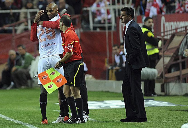 Babá se abraza a Kanouté tras lograr uno de sus dos goles al Rayo. Un africano se va de Nervión y otro recién empieza su carrera.