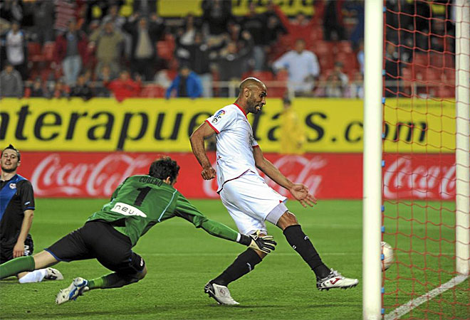 El delantero de Mali marca el 5-2 y, de paso, anota su último gol en partido oficial en el Ramón Sánchez Pizjuán.