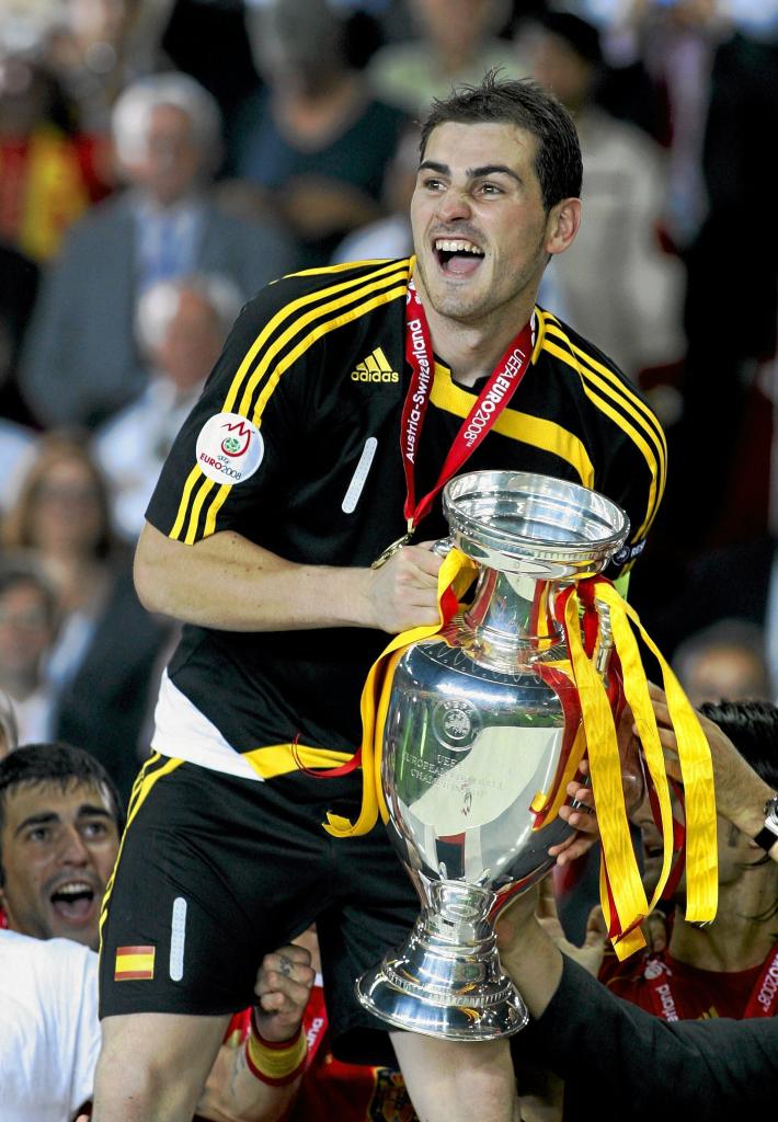 El triunfo de La Roja en la Eurocopa 2008 acab con aos y aos de desencantos. Casillas levant el trofeo eufrico en el Prater de Viena. Dos aos despus, tendra en sus manos el Mundial.