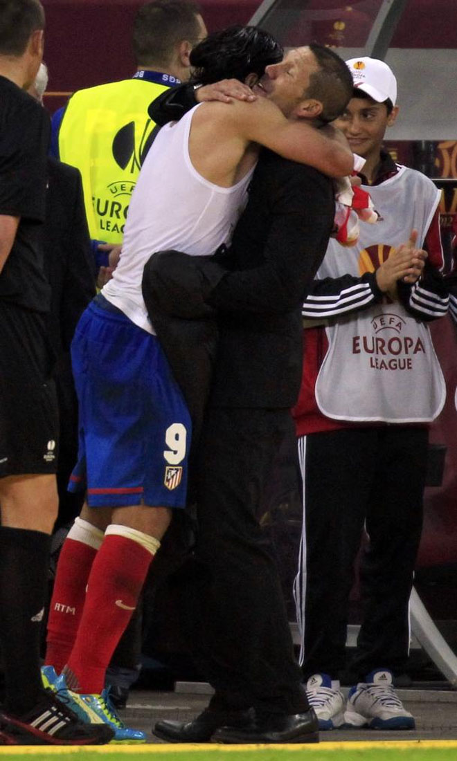 Falcao se fundi en un abrazo con su tcnico al trmino del partido.