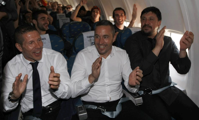 Simeone se apunt a la fiesta durante el trayecto de Bucarest a Madrid. El jolgorio en el avin no par.
