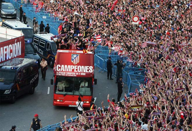 Madrid se ti de rojiblanco para celebrar la segunda Europa League en tres temporadas.