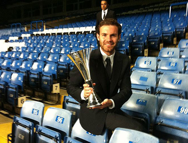 En su primer ao en la Premier League, Mata no logr la Liga, pero fue nombrado mejor jugador del campeonato