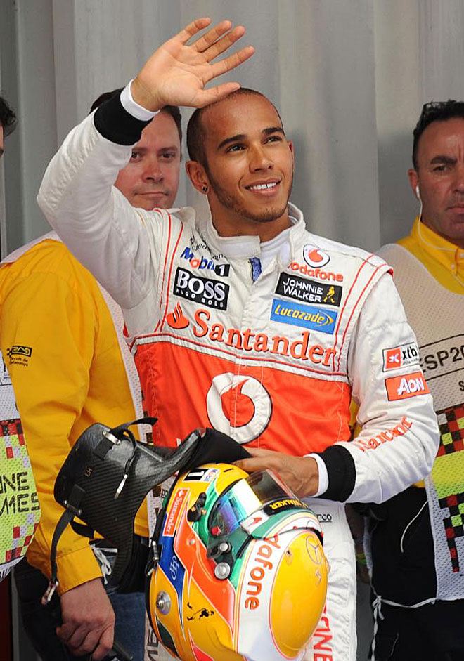 Lewis Hamilton consigui en Montmel su segunda pole de la temporada pero fue sancionado por los comisarios por parar el coche en la pista al acabar la calificacin para poder tener la cantidad suficiente de gasolina necesaria para recoger muestras.