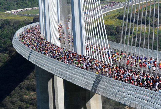 Maratn celebrado en Francia, con una asistencia de ms de 13.500 participantes, pas por el Millan Bridge.