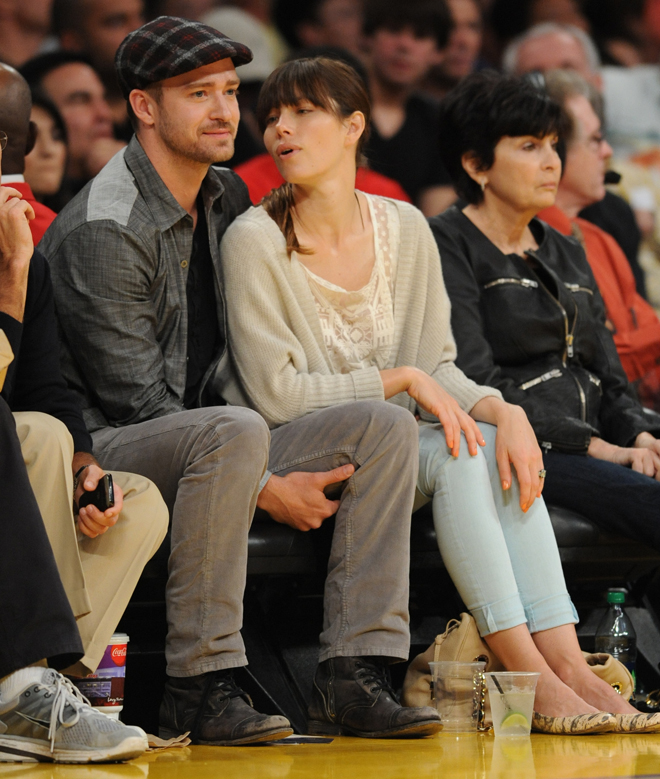 La importancia del partido ante los Nuggets dio cita a numerosos rostros famosos en el Staples. Entre ellos, el cantante Justin Timberlake y la actriz Jessica Biel, que no quisieron perderse el choque.