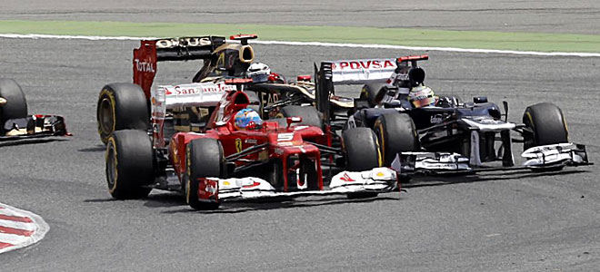 A la salida de la primera curva el duelo era intenso con Maldonado dndolo todo para intentar pasar a Alonso.