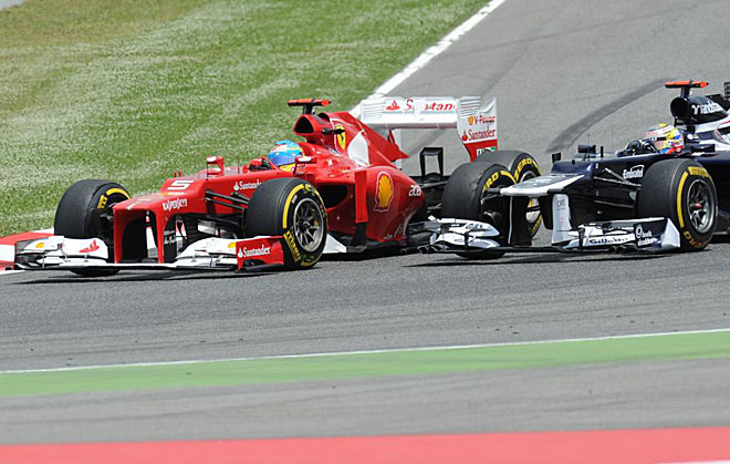 Pero Alonso no cedi un milmetro y se mantuvo en cabeza durante el trazado de la curva.
