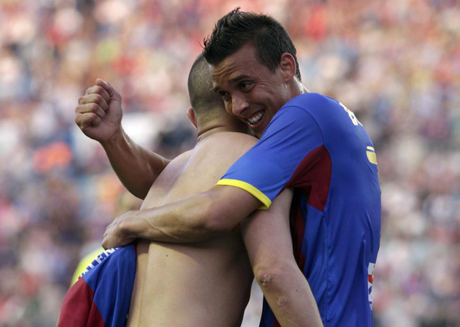 Ghezzal y Botelho se abrazan para celebrar un gol del Levante.