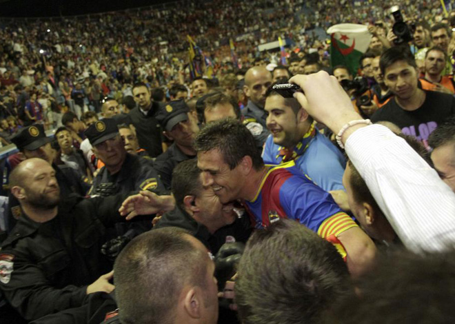 Ballesteros rodeado de los aficionados tras la victoria que les coloca en puestos de Europa League.