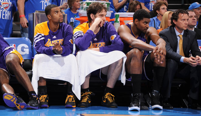 Ramon Sessions, Pau Gasol y Andrew Bynum no pueden esconder sus sentimientos de frustracin en el banquillo de los Lakers
