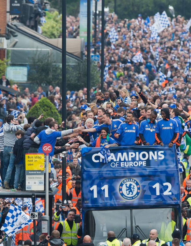 Los jugadores del Chelsea recorrieron las calles de Londres en autobus y con el ttulo de la Champions League tras conquistarla el sbado ante el Bayern de Mnich.