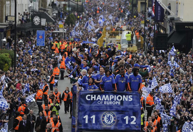 Los jugadores del Chelsea recorrieron las calles de Londres en autobus y con el ttulo de la Champions League tras conquistarla el sbado ante el Bayern de Mnich.