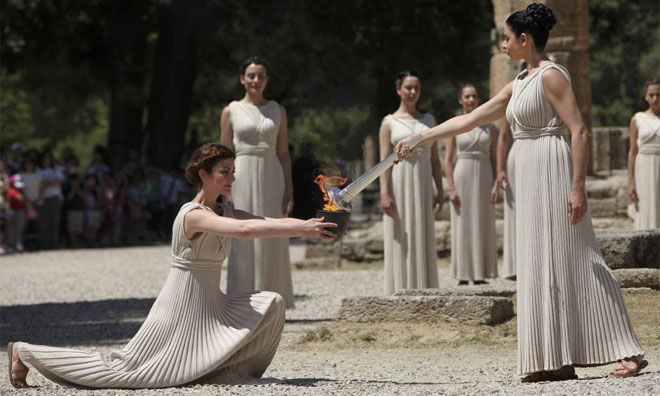 09/05/2012: La actriz Ino Menegaki, en el papel de Gran Sacerdotisa de Olimpia, fue escoltada por otras diez mujeres en representacin de las Vrgenes Vestales.