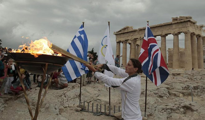 17/05/2012: Tras una semana de recorrido por Grecia, la antorcha olmpica es entregada a Londres en una ceremonia.