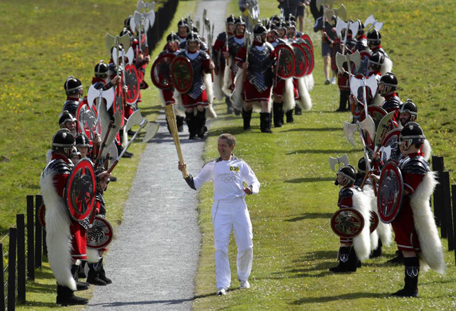 10/06/12: Mathew Cox es recibido por un grupo que recrea a vikingos de las islas de Shetland.