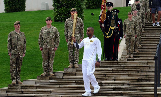 30/06/2012: Johnson Beharry porta la Antorcha Olmpica durante el Da de las Fuerzas Armadas en Alrewasm.
