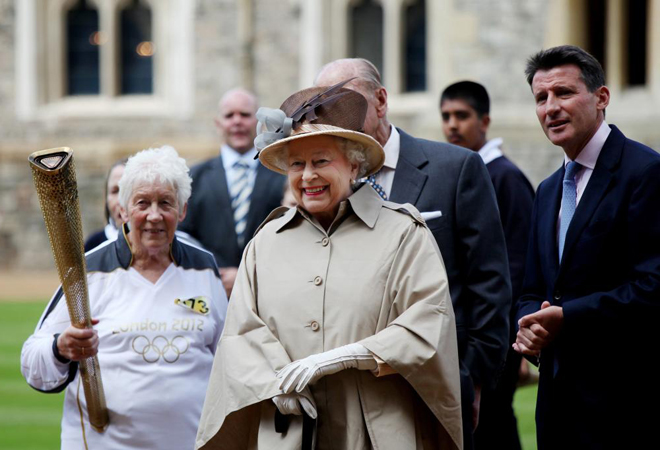 11/07/2012: La Llama Olmpica se pasea en presencia de la Reina Isabel II por el Castillo de Windsor.