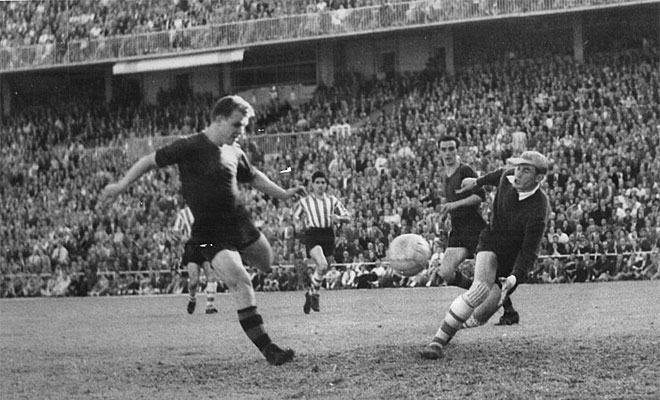 Kubala marca el 1-0 en la final de la Copa del Generalsimo de 1953, en la que se impuso el Bara al Athletic por 2-1.