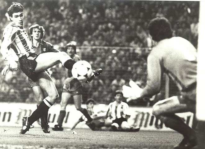 Julio Salinas remata en un Athletic-Bara de semifinales de Copa disputado en 1986. Era la vuelta y gan el conjunto cataln por 1-2, que ya se haba impuesto por 1-0 en la ida.