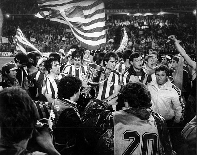 Un joven Javier Clemente observa como sus jugadores pasean la Copa ganada en 1984, ao en el que el Athletic tambin gan la Liga.