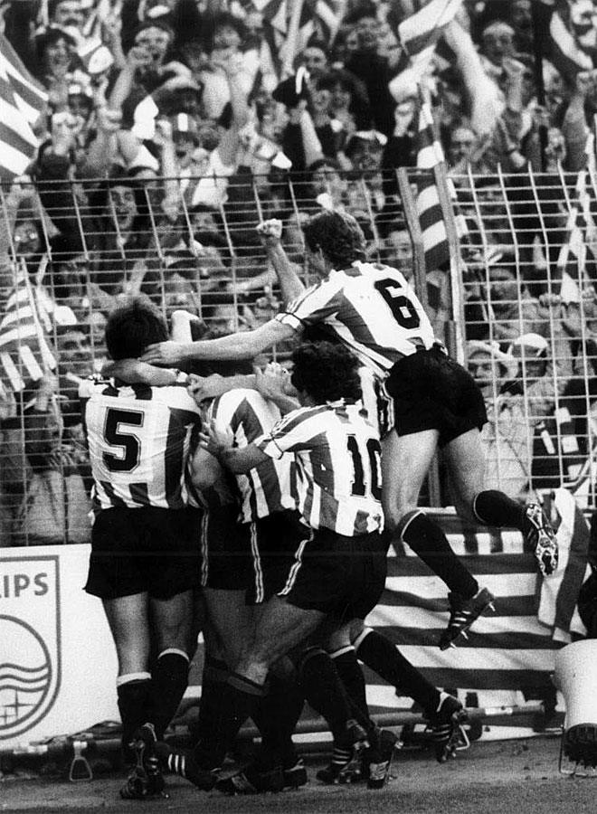 Los jugadores del Athletic celebran el gol de Endika en la final del 84, a la postre definitivo.
