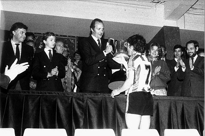 El campen del Athletic recibe la Copa de 1984 de la mano del Rey Don Juan Carlos.
