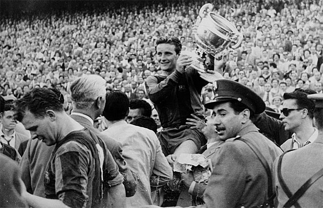 Gonzalvo III, capitn del Bara, pasea a hombros la Copa ganada al Athletic en 1953.