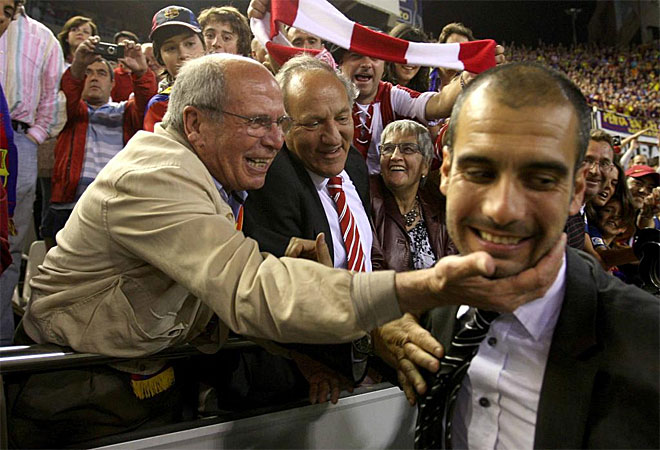 Pep Guardiola es felicitado por su padre tras ganar la Copa del Rey al Athletic en la final de Mestalla de 2009.