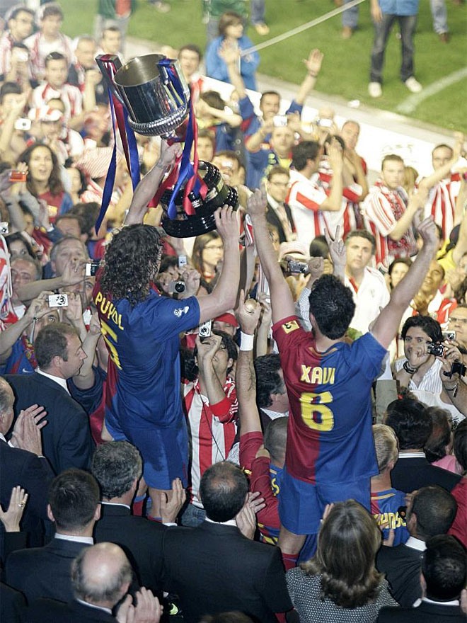 Puyol levante la Copa del Rey de 2009 con Xavi a su lado.