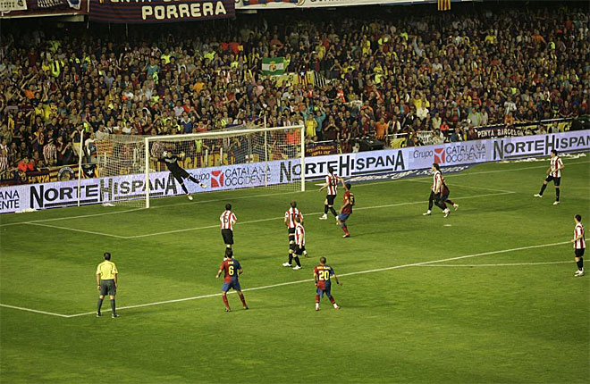 Xavi marca de falta el 4-1 a los 63 minutos de la final de Copa frente al Athletic.